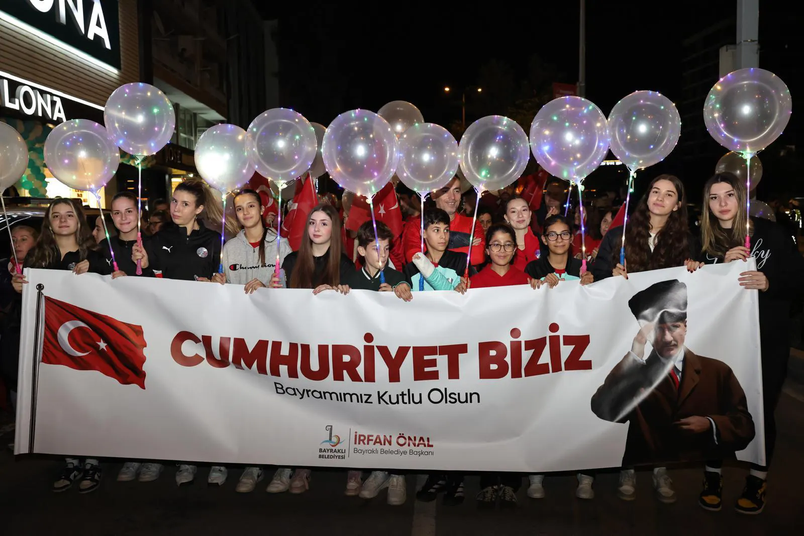 BAYRAKLIâDA CUMHURÄ°YET COÅKUSU KORTEJ VE CANDAN ERÃETÄ°NâLE TAÃLANDI (6) kopya-1793360638765.webp